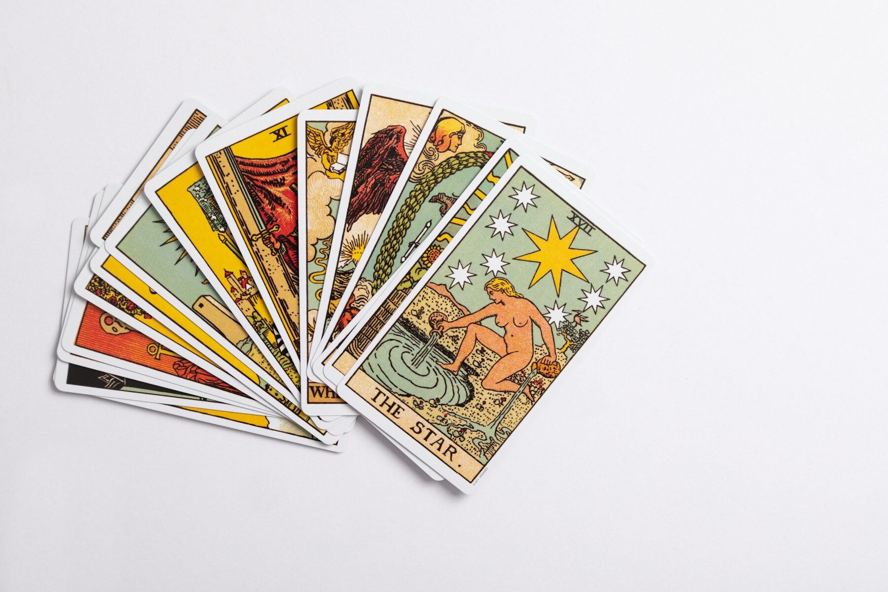 Jeu de tarot déployé en éventail sur un fond blanc