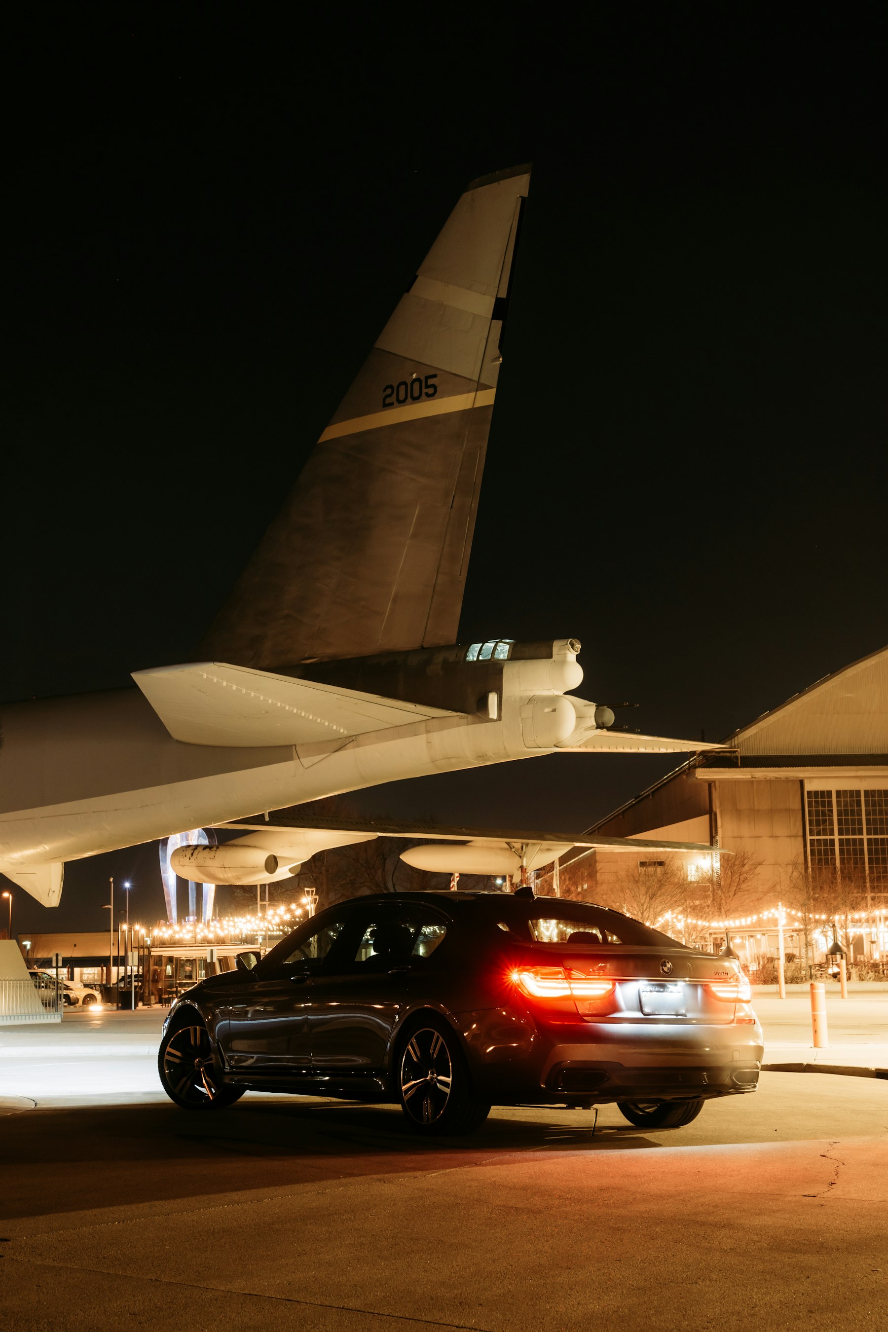 Berline noire de nuit sur le tarmac