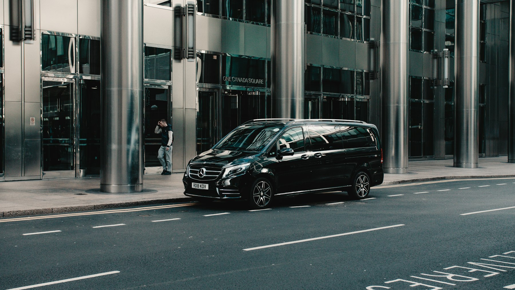 Van noir sept places en ville