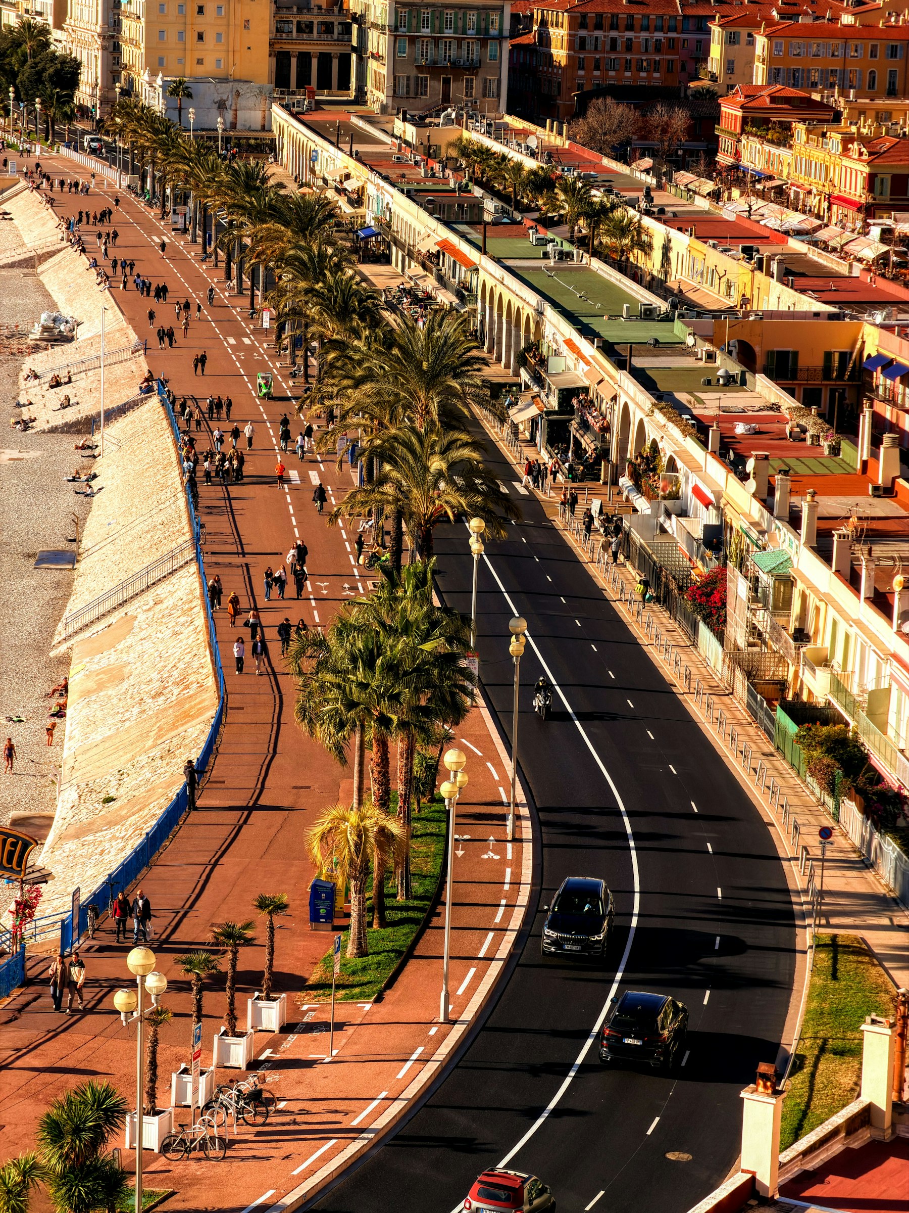 La Promenade des Anglais et ses palmiers, vue depuis les hauteurs de Nice