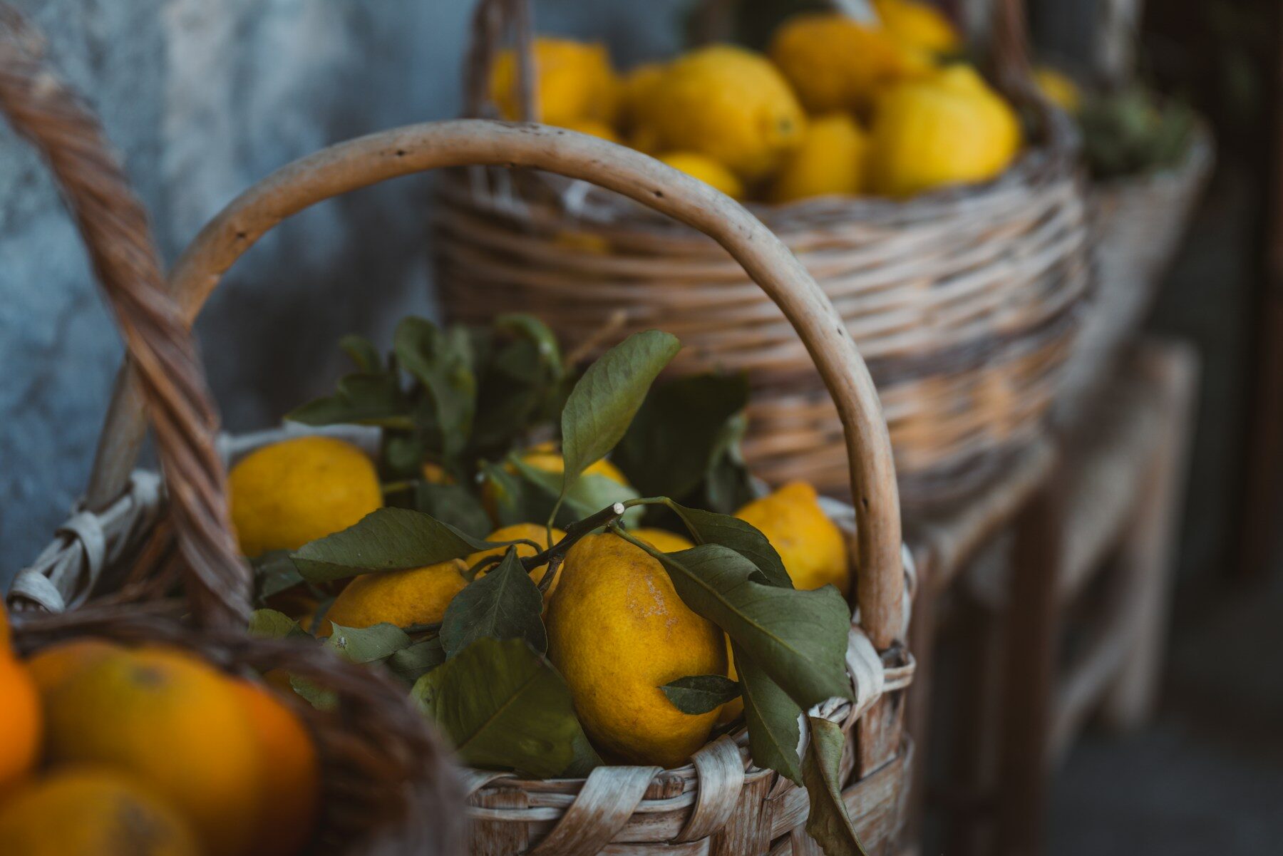 Paniers de citrons avec leurs feuilles