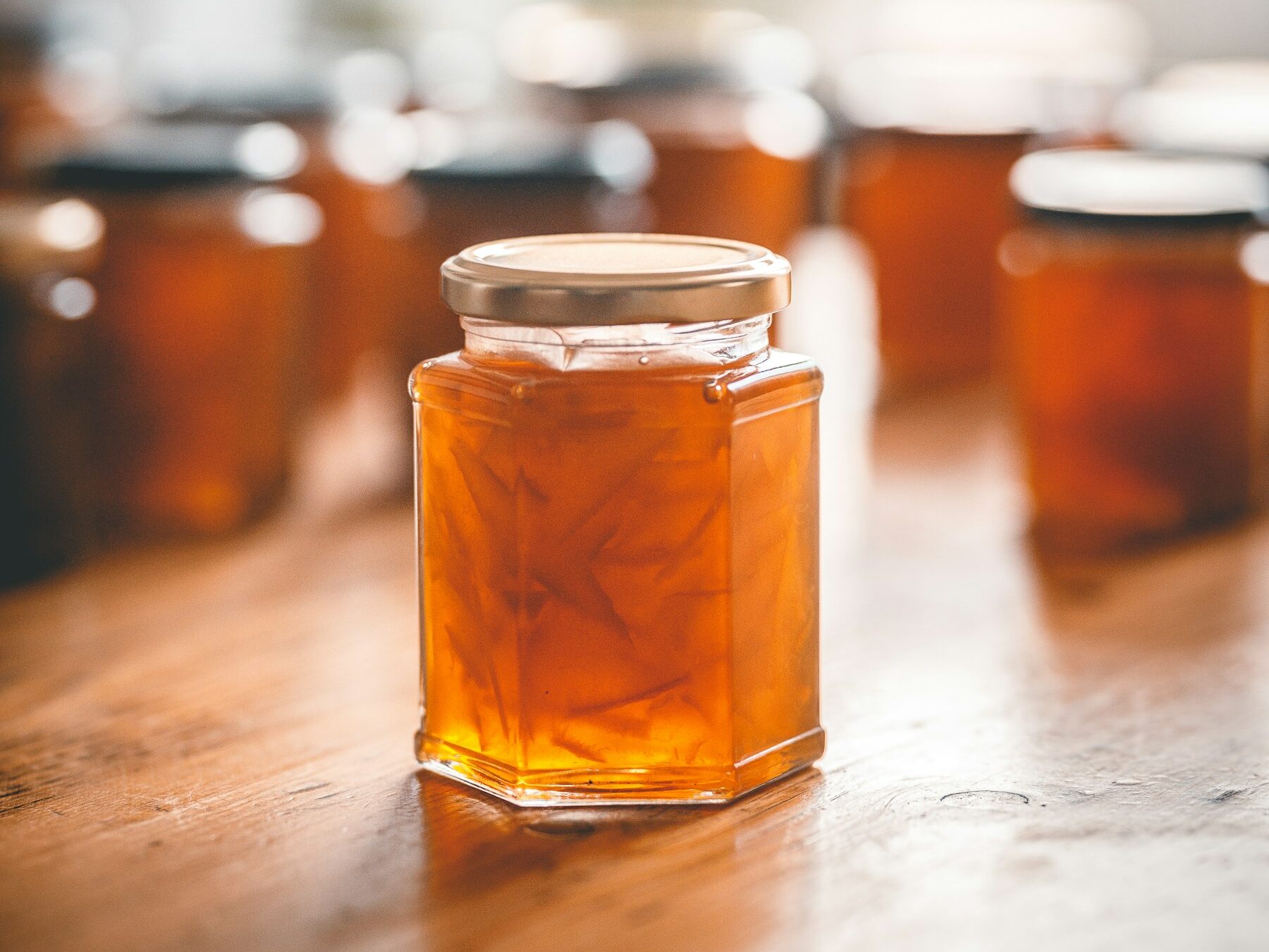 Pot de marmelade d’agrumes sur une table en bois