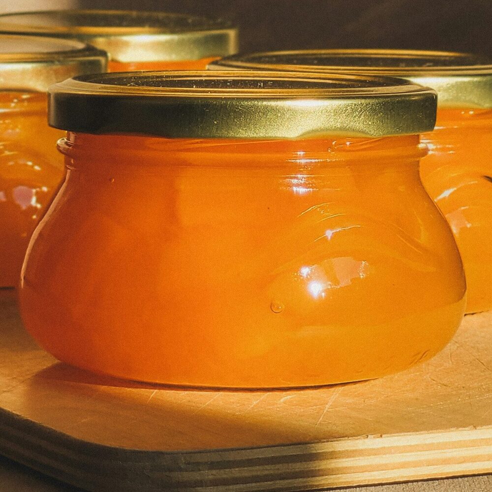Bocaux de confiture d’abricot aux couvercles dorés