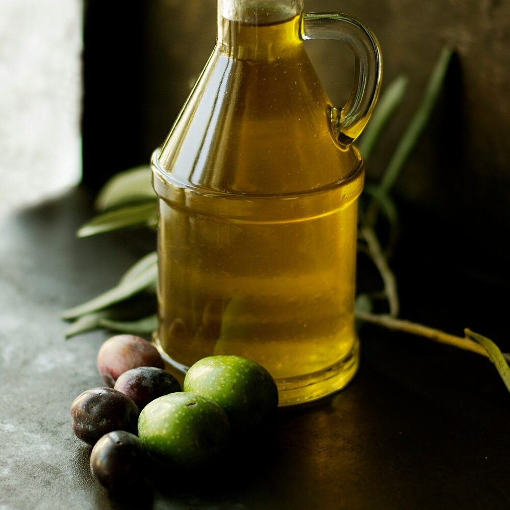 Burette d’huile d’olive bouchée de liège, olives noires et vertes