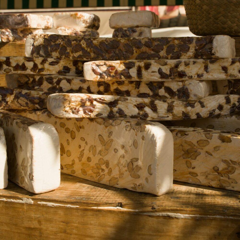 Pains de nougat blanc aux amandes sur un étal en bois