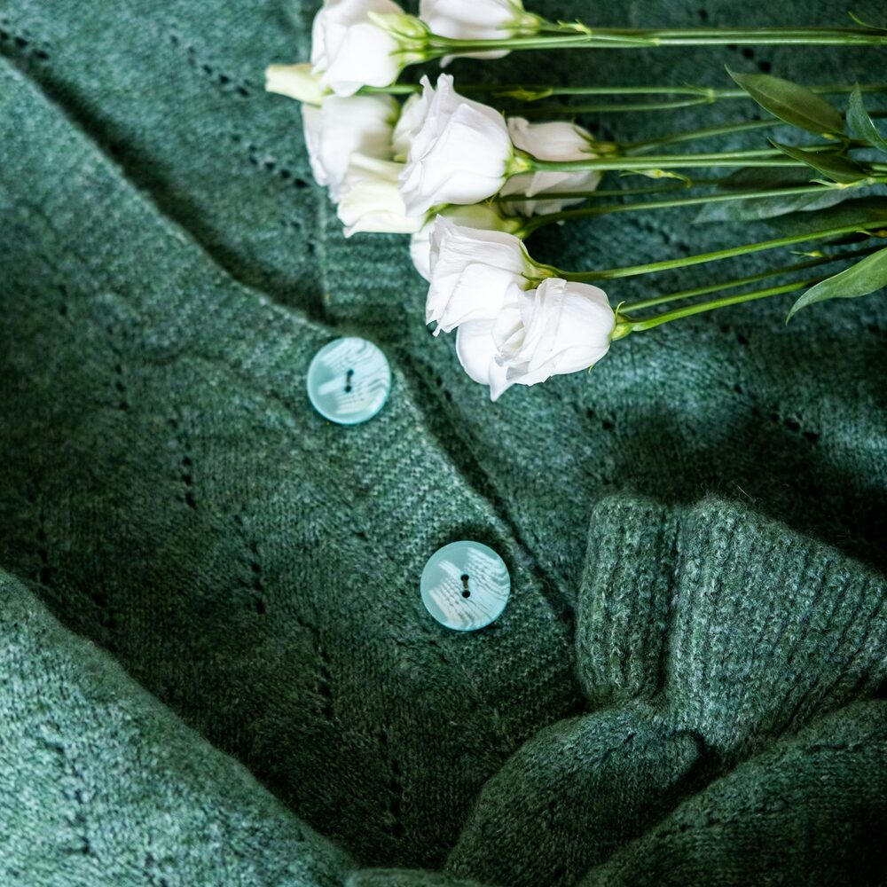 Cardigan en maille ajourée vert pin, boutons nacrés