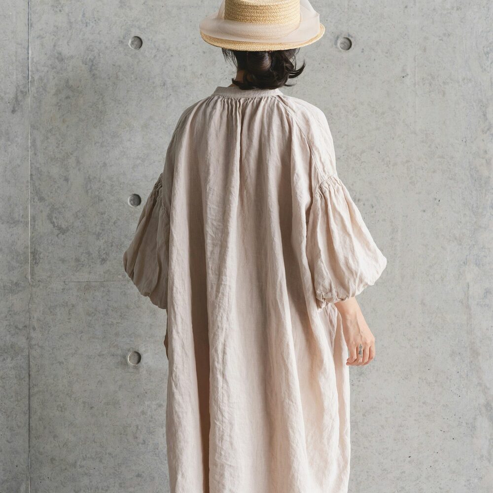 Robe longue en lin naturel froissé, manches ballon, portée de dos