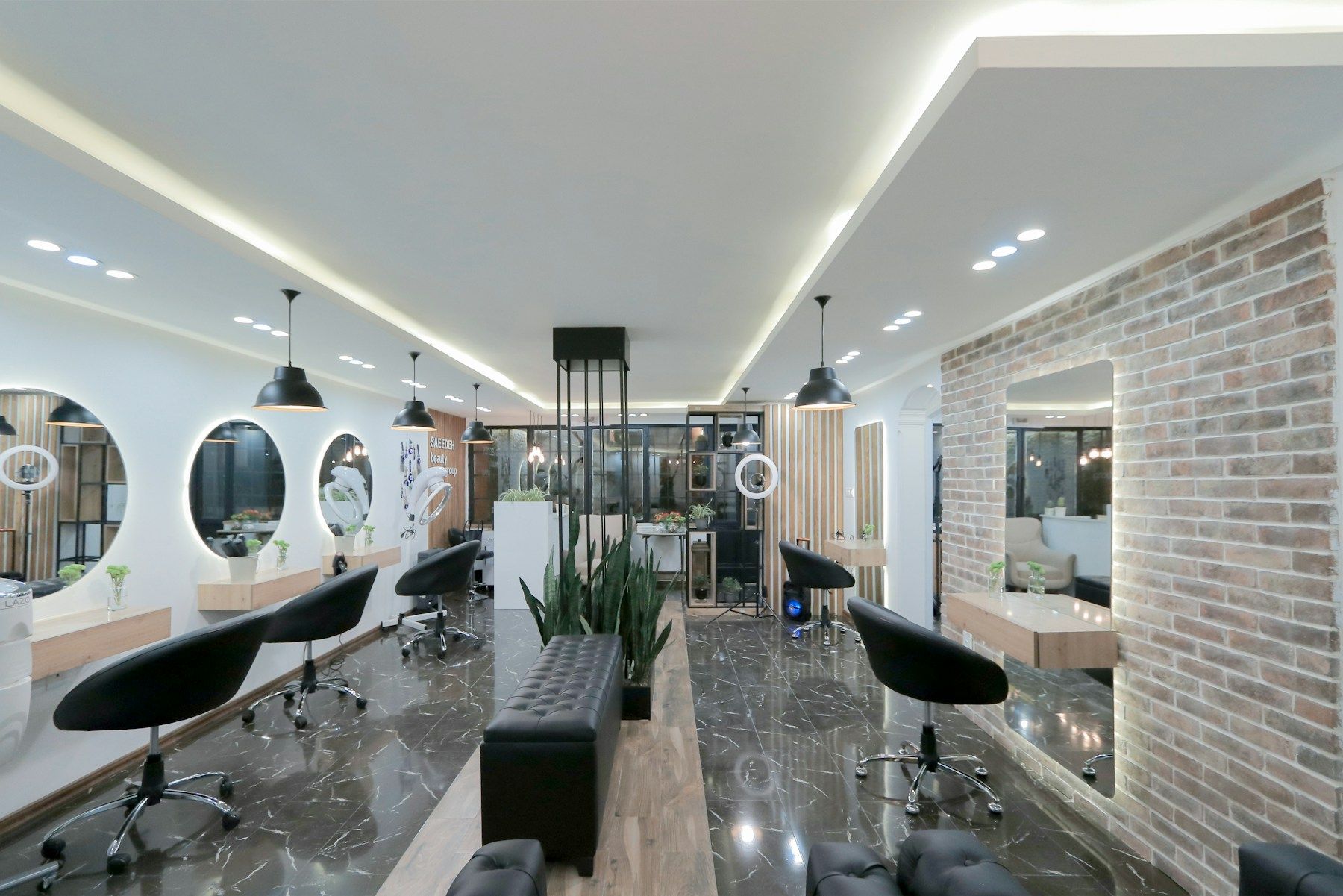 Intérieur du salon, fauteuils et miroirs