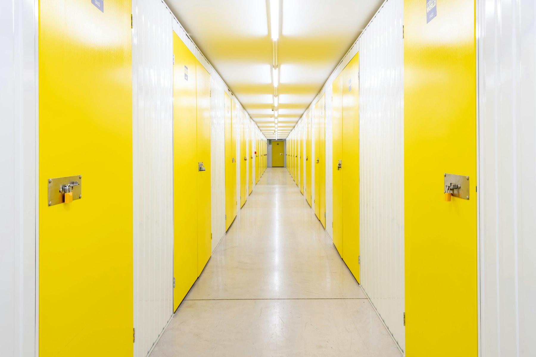 Couloir de box de garde-meuble à portes jaunes