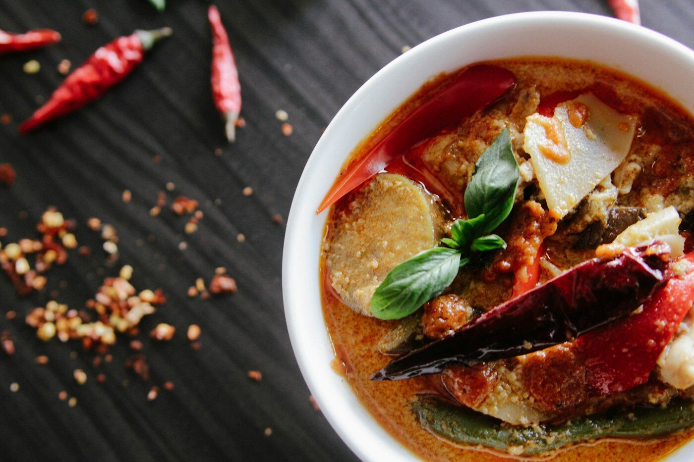 Curry rouge de légumes au lait de coco, basilic frais