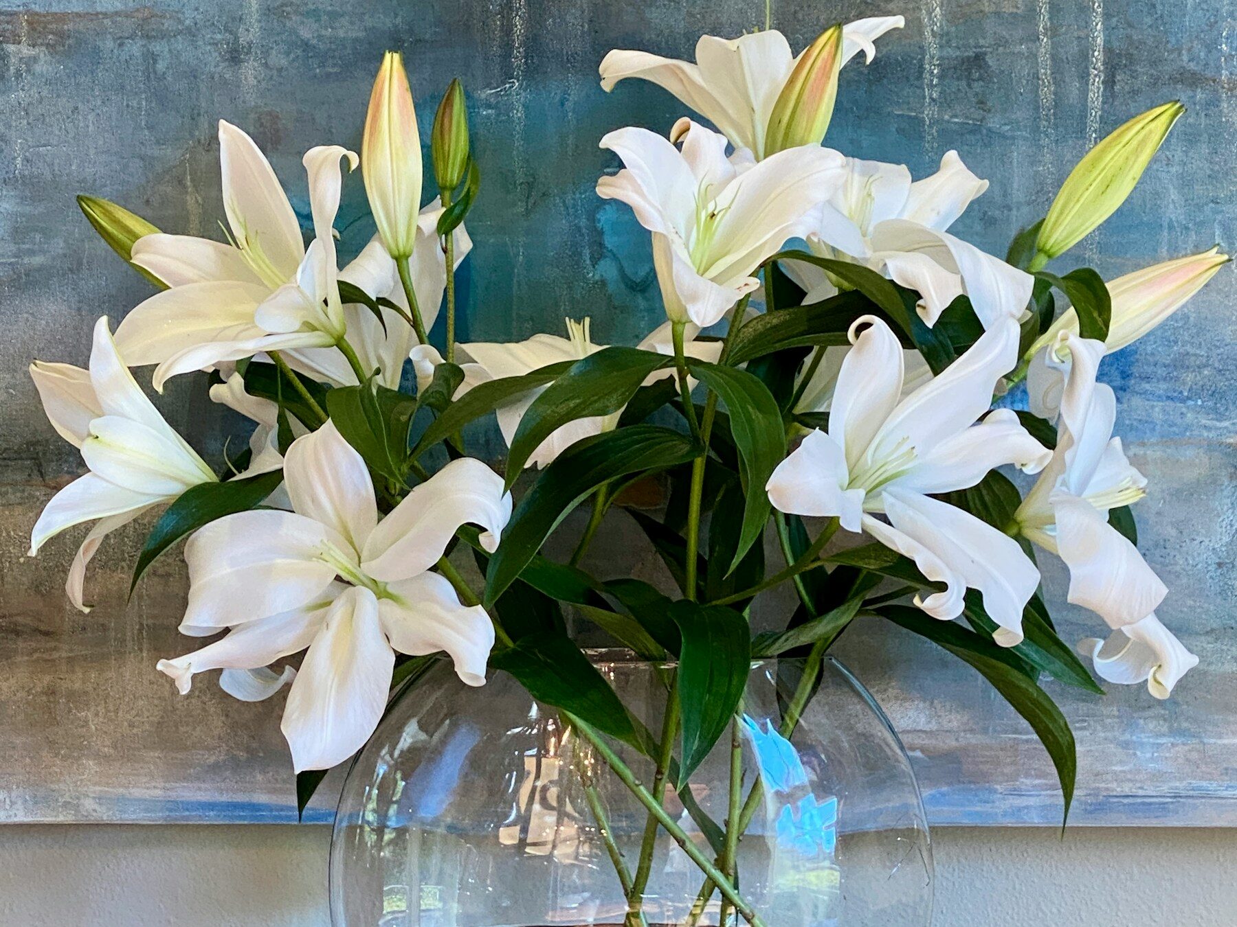 Lys blancs dans un vase en verre