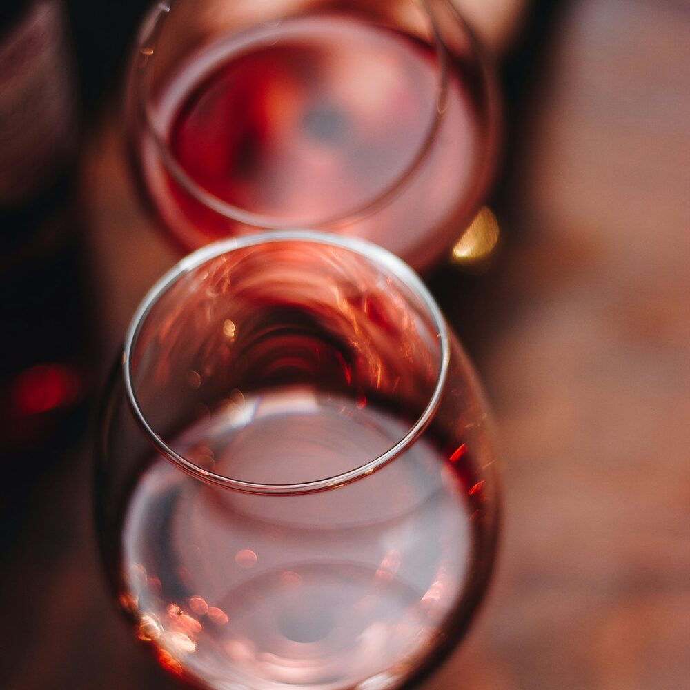 Deux verres de vin rosé vus de dessus, sur une table en bois