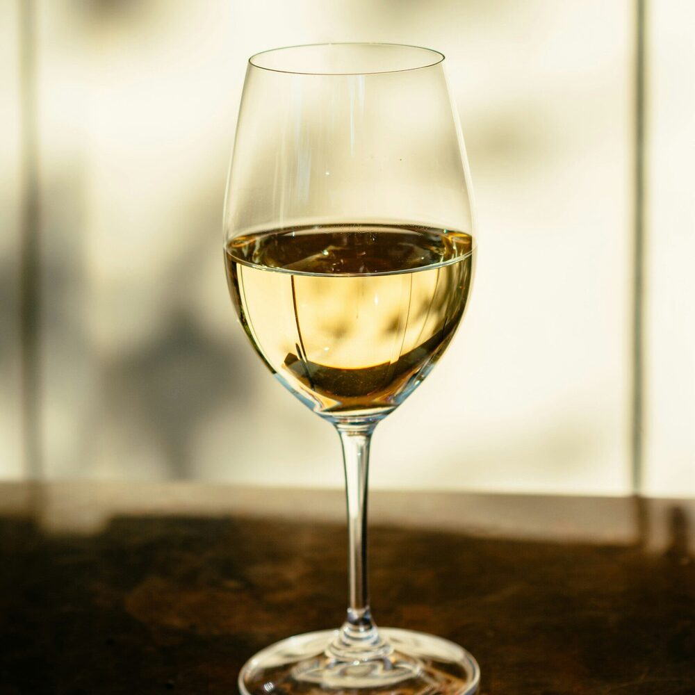 Verre de vin blanc dans la lumière du soir