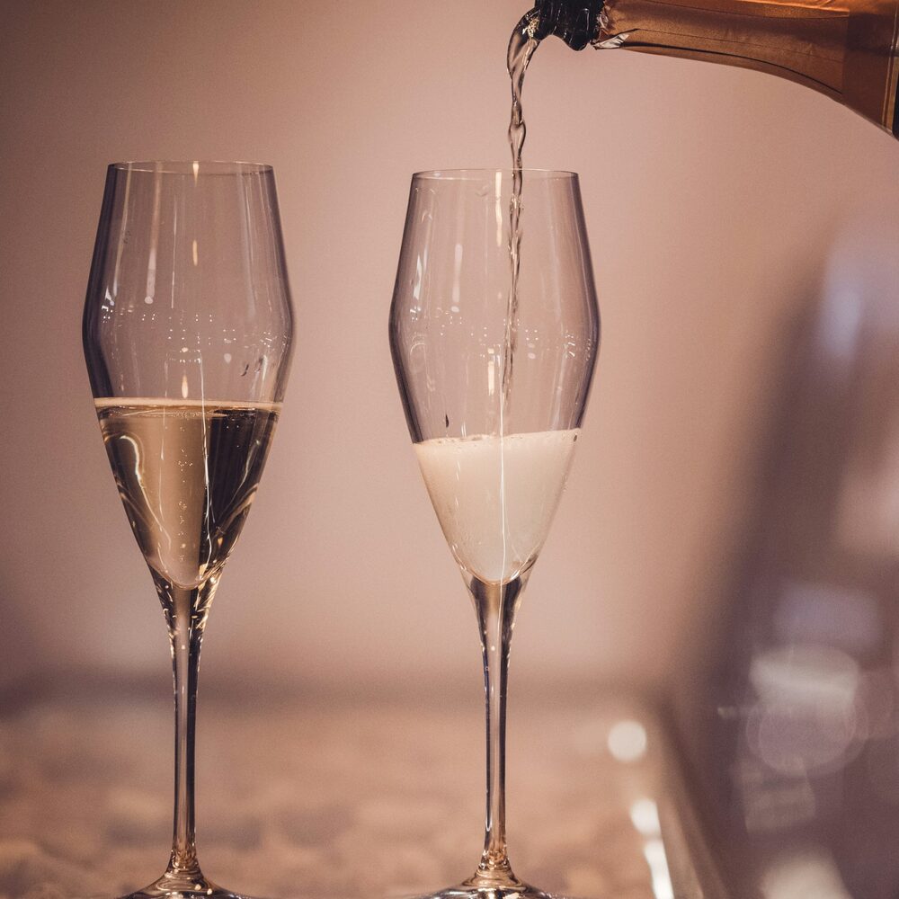 Deux flûtes de champagne servies depuis une bouteille