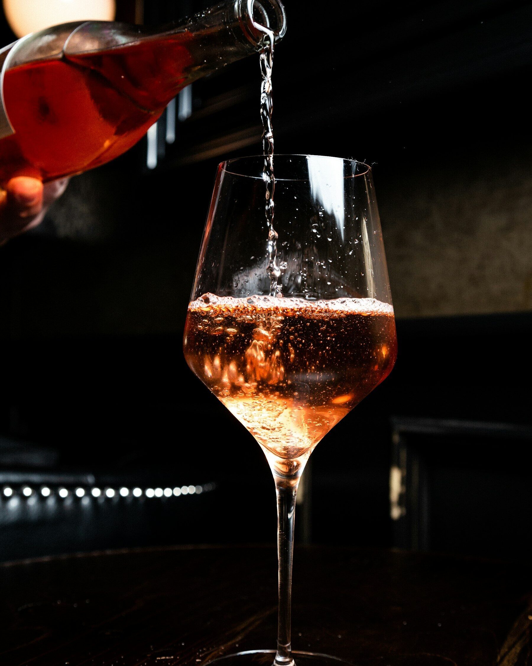 Rosé versé dans un verre