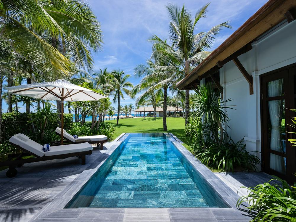 Piscine et transats