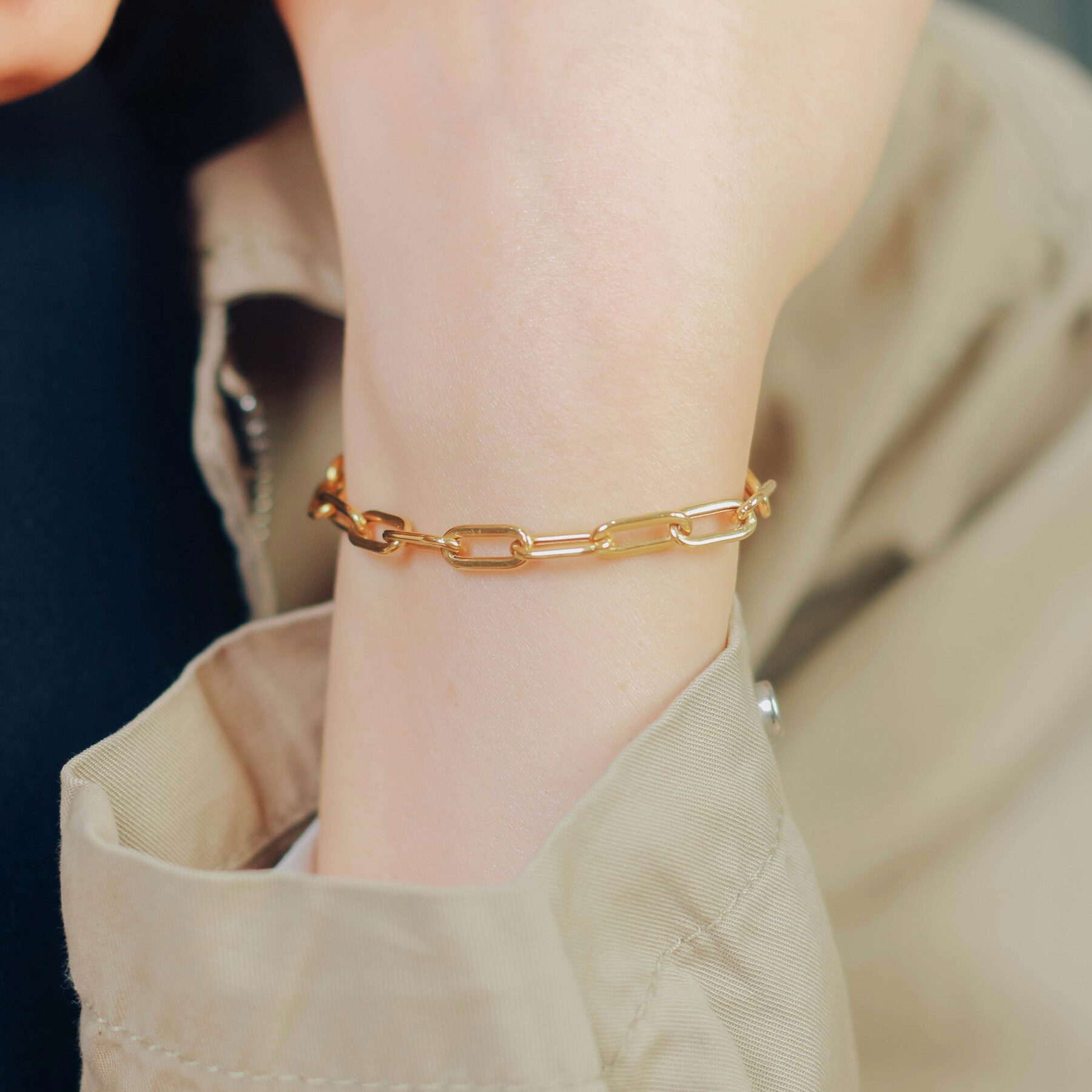 Bracelet maille trombone doré au poignet