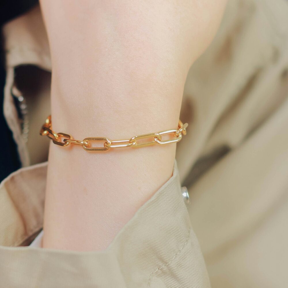 Bracelet chaîne trombone doré porté au poignet