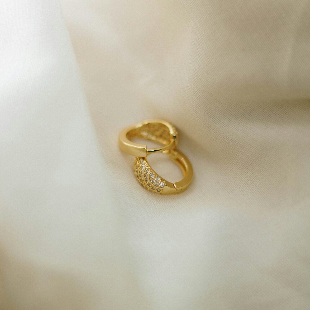 Mini-créoles dorées pavées de strass blancs