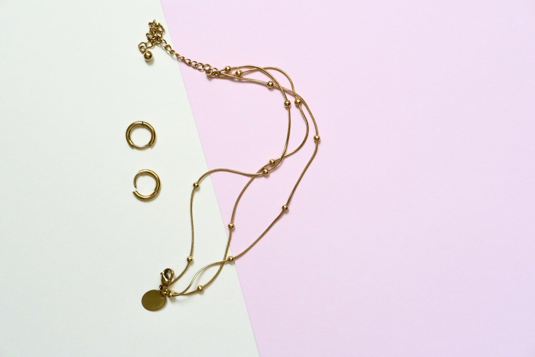 Chaîne double rang dorée à perles et créoles