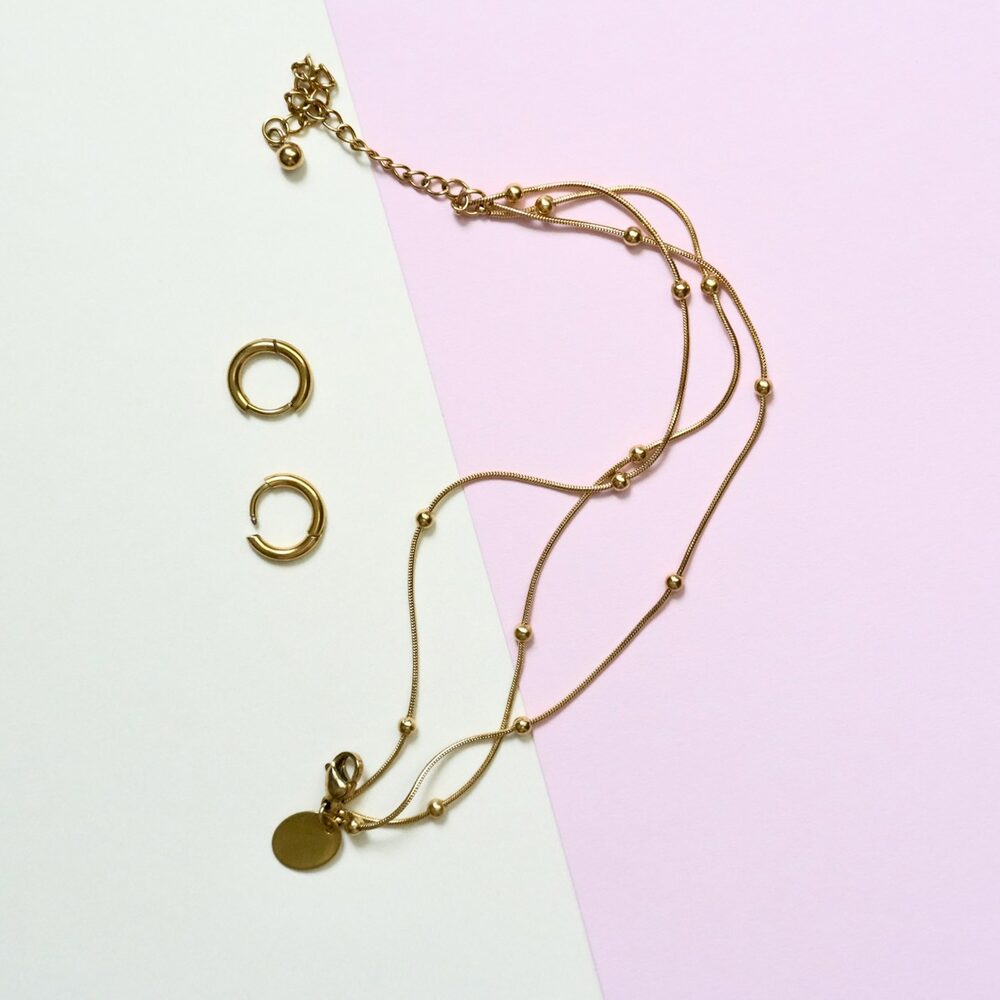 Chaîne double rang dorée à perles et deux créoles