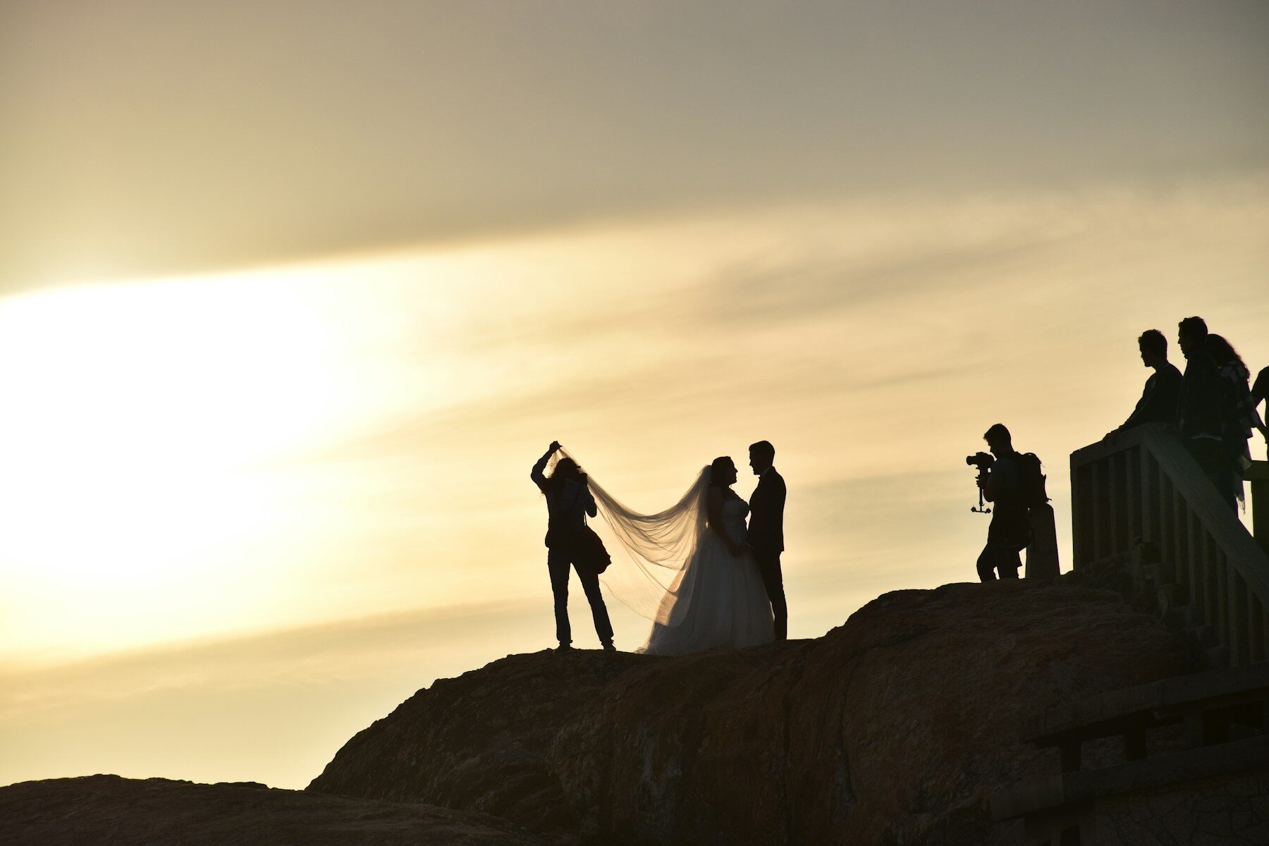 Silhouettes de mariés au coucher du soleil