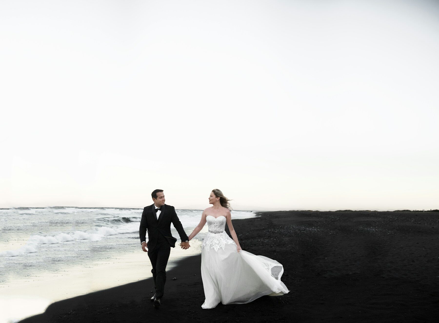 Couple de mariés au bord de la mer