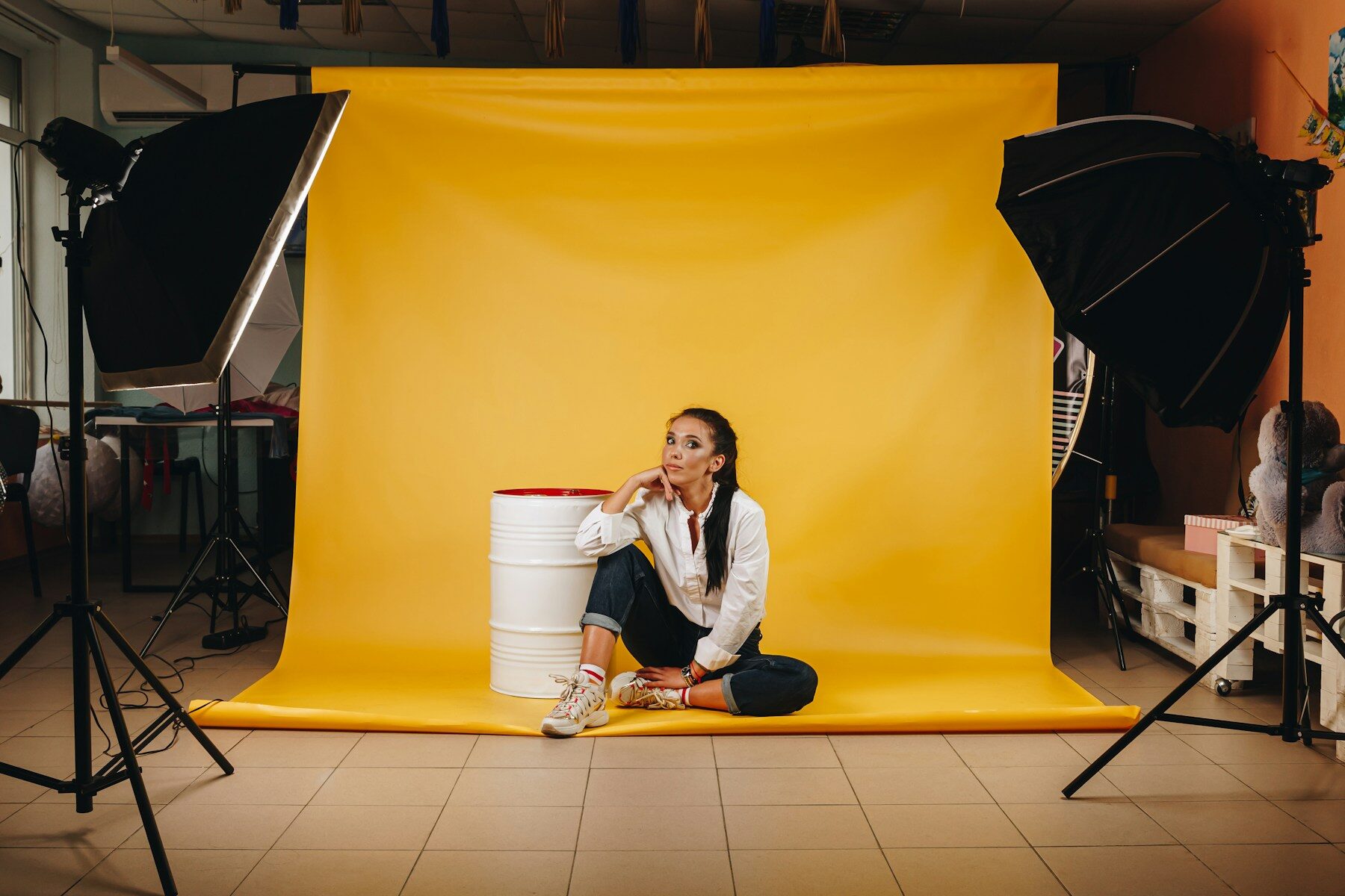 Portrait en studio sur fond jaune