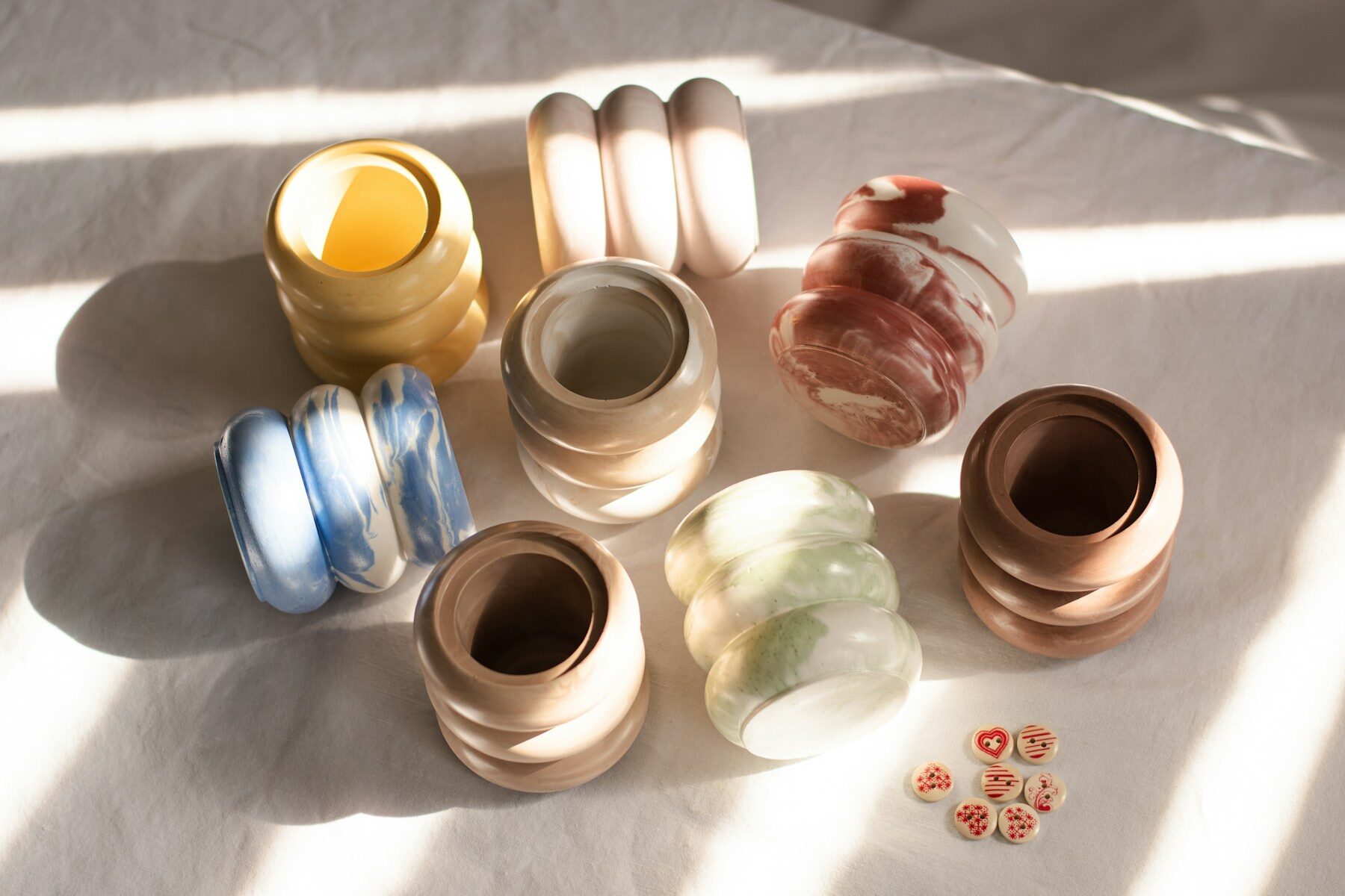 Petits vases colorés vus du dessus
