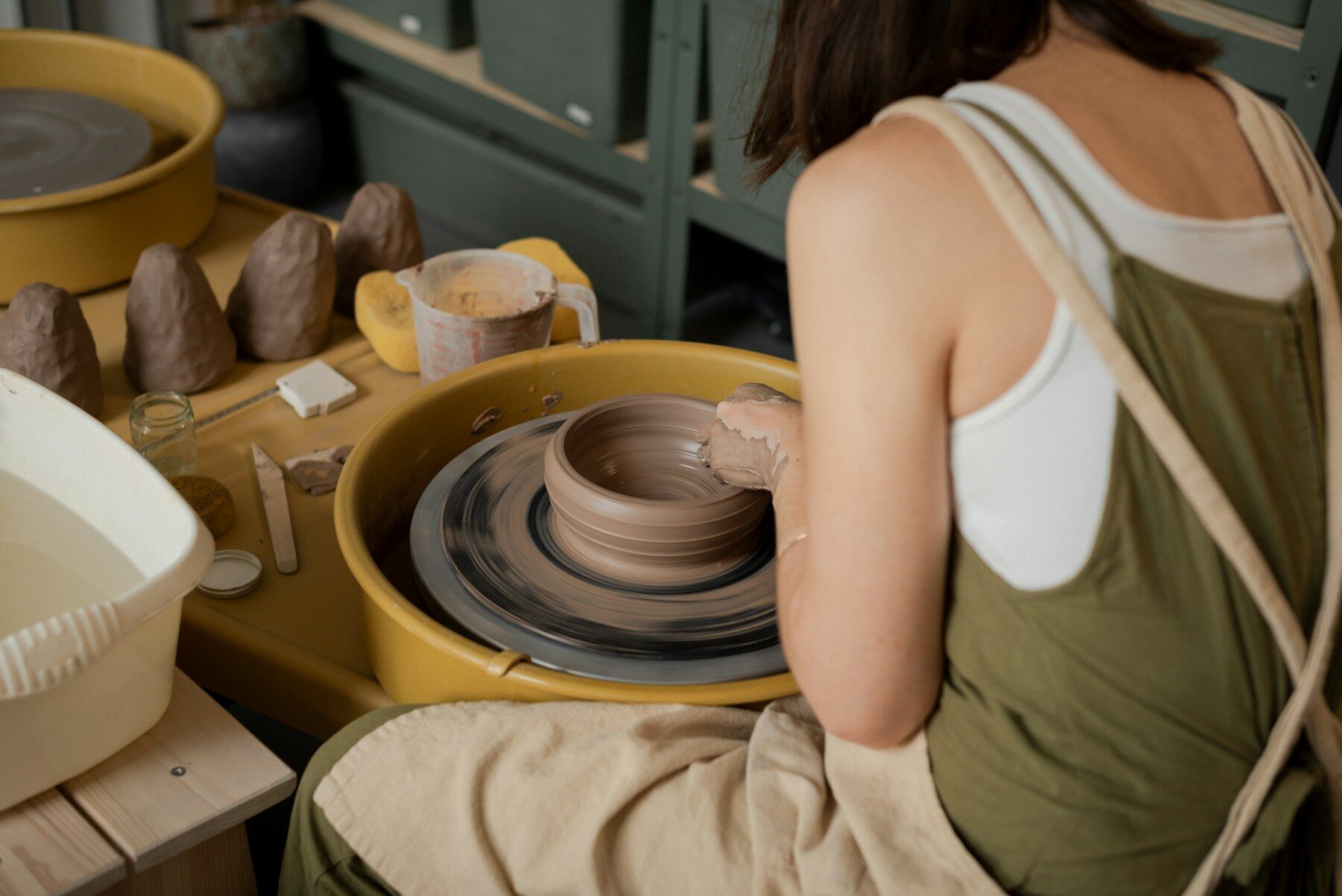 Céramiste au tour dans son atelier