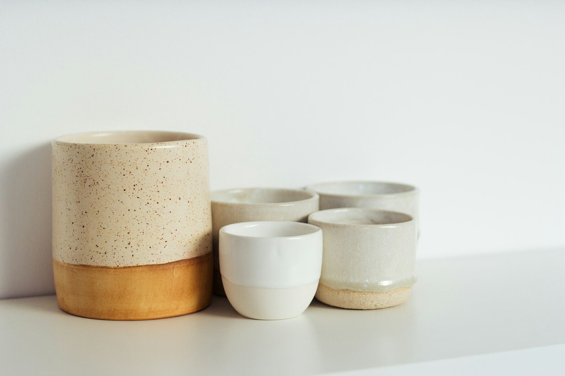 Tasses en grès moucheté