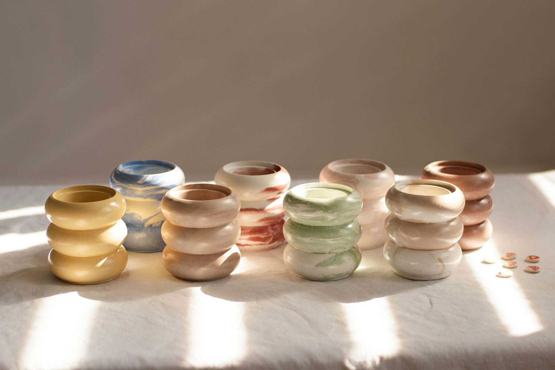 Vases empilables aux couleurs pastel