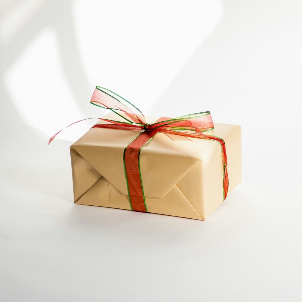 Paquet cadeau en papier kraft noué d’un ruban