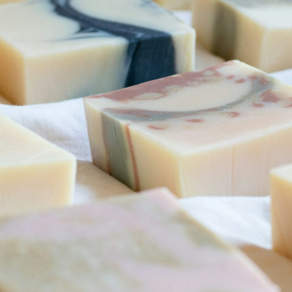 Savons marbrés rose et crème coupés à la main