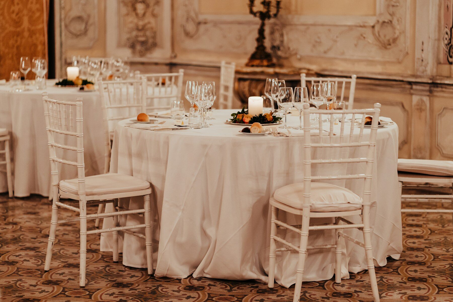 Tables rondes dressées dans un salon ancien