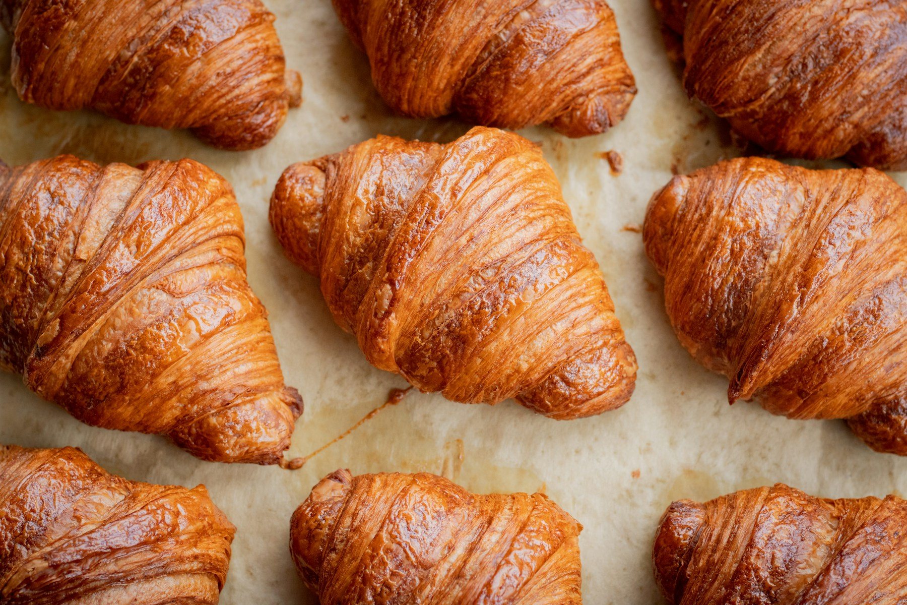 Croissants pur beurre sur une plaque