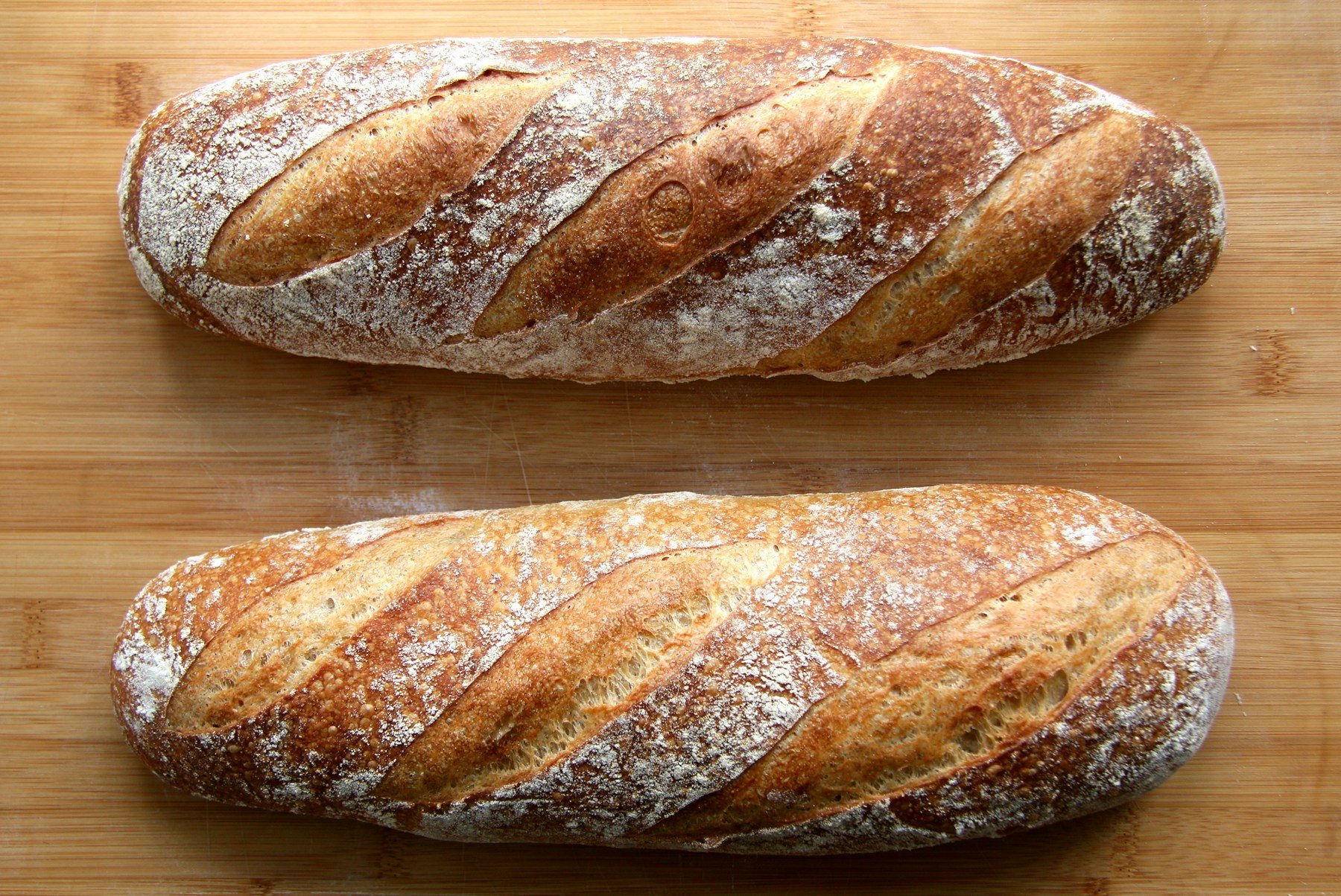 Deux pains au levain farinés
