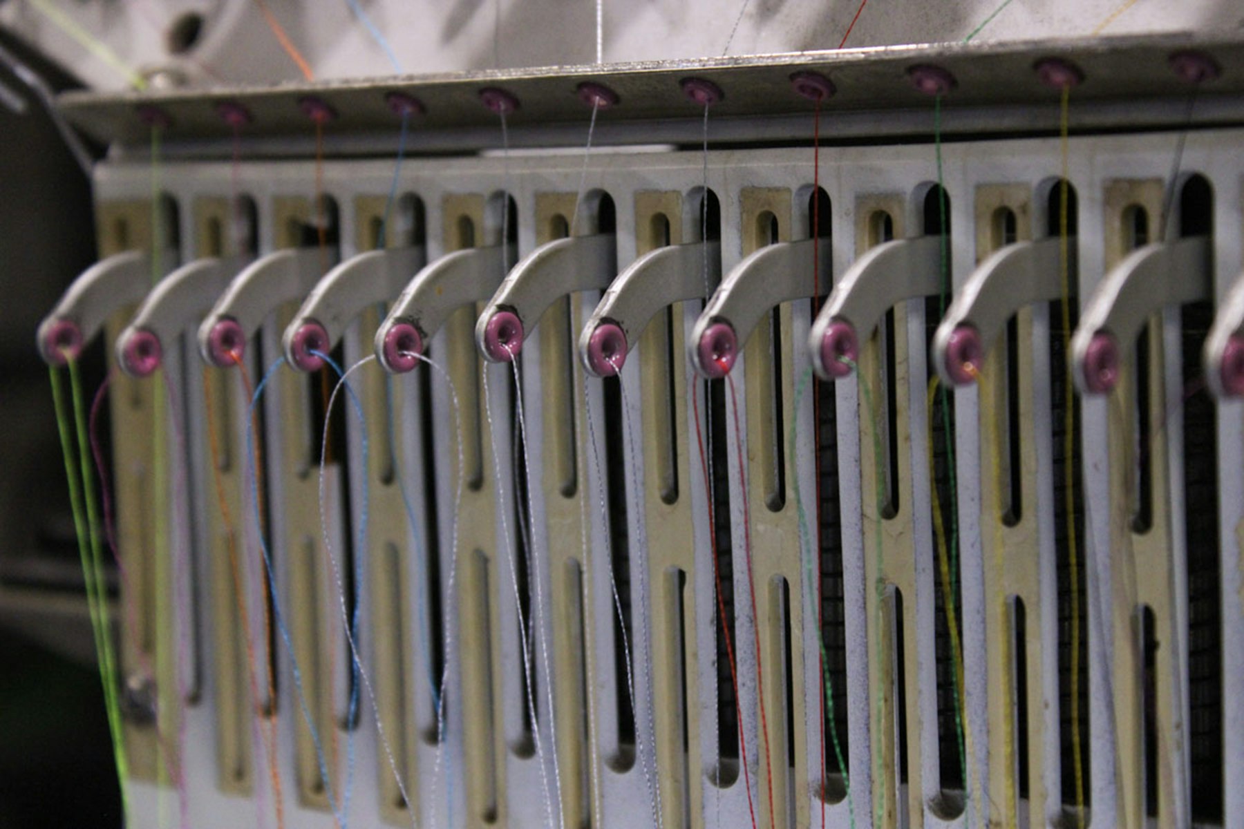 Rangée d'aiguilles et de guides-fil d'une machine à broder industrielle