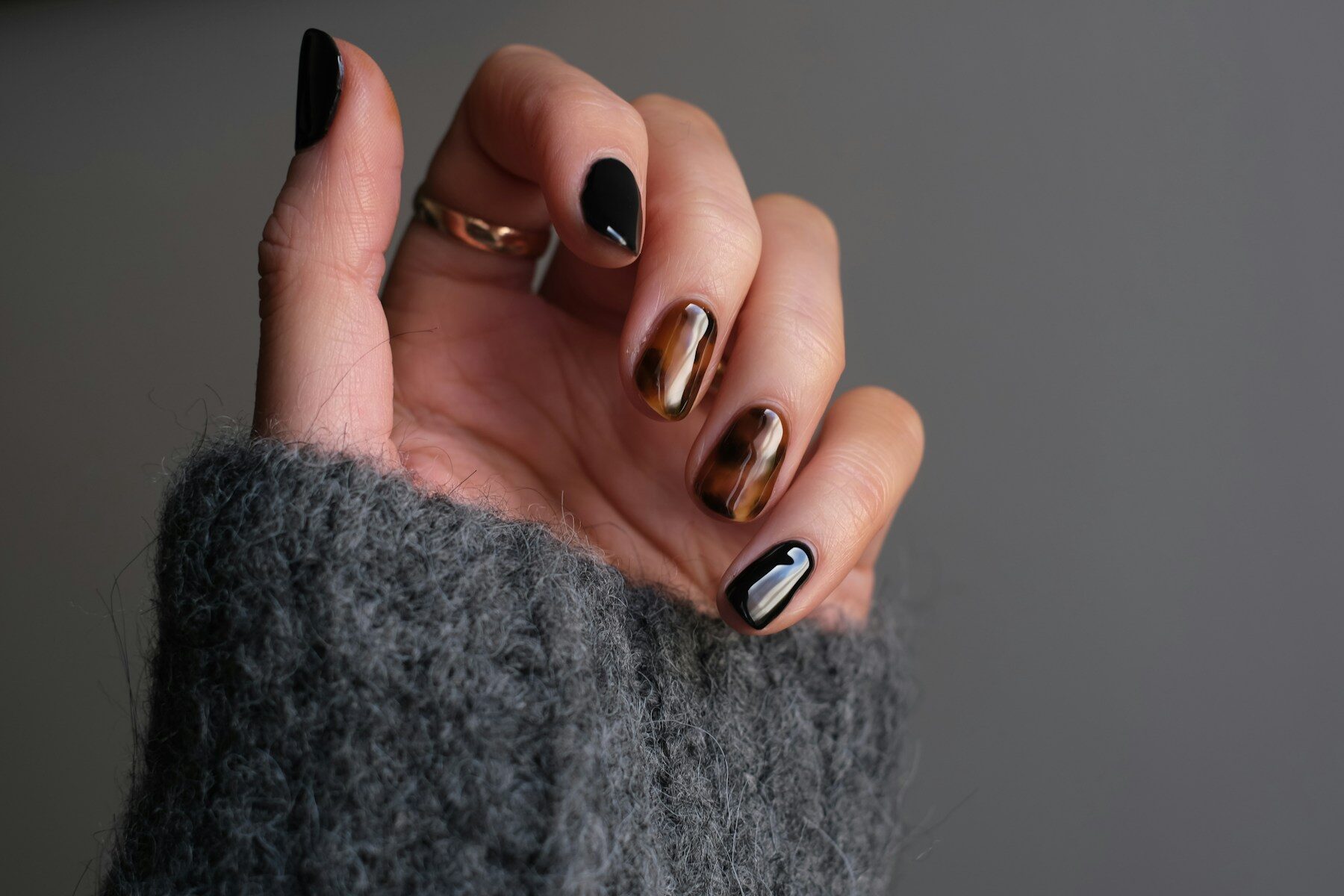 Nail art noir et écaille