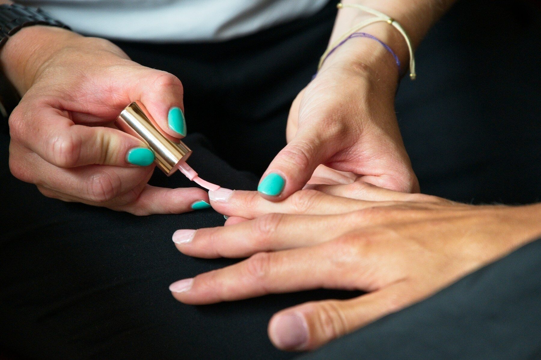 Application d'un vernis rose pâle