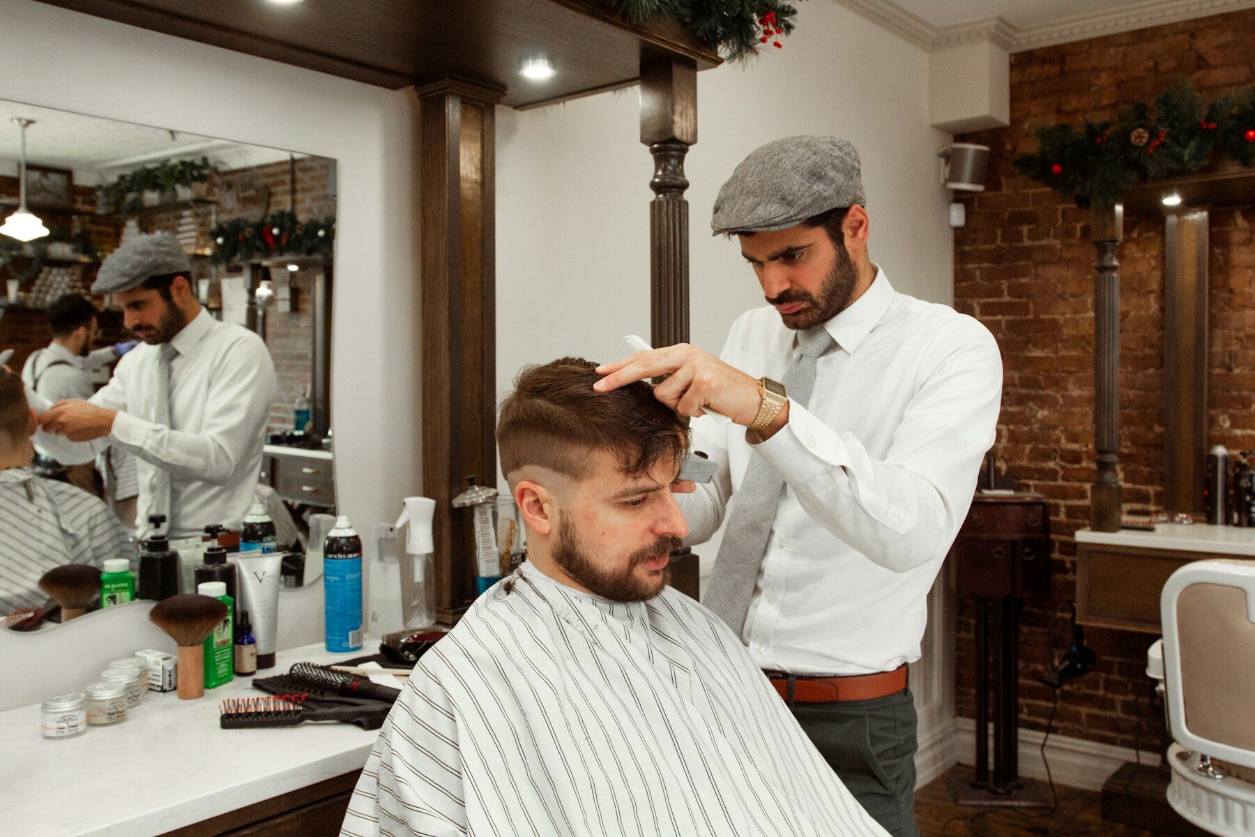 Barbier coiffant un client dans le salon