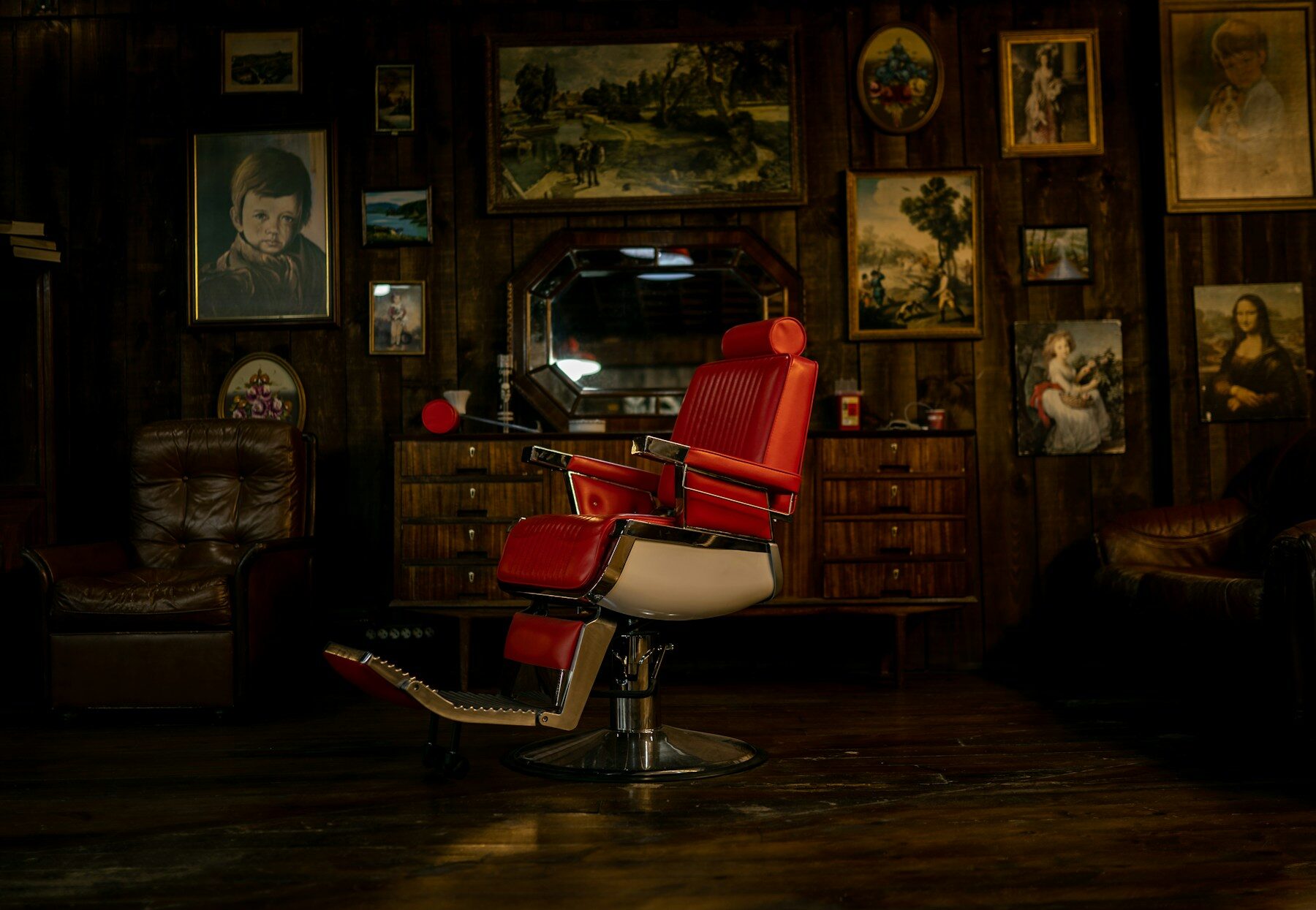 Fauteuil de barbier en cuir rouge dans le salon