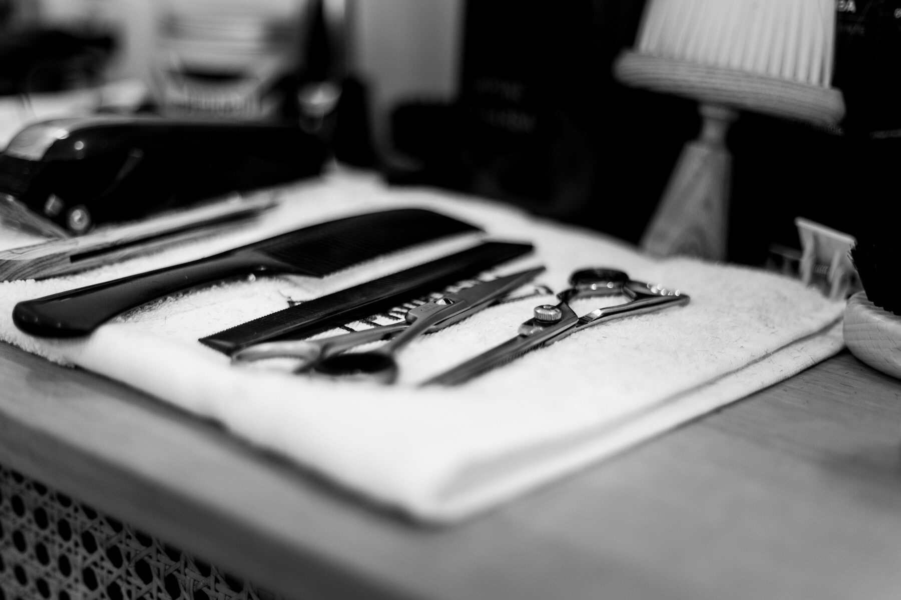 Ciseaux, peignes et rasoir sur une serviette