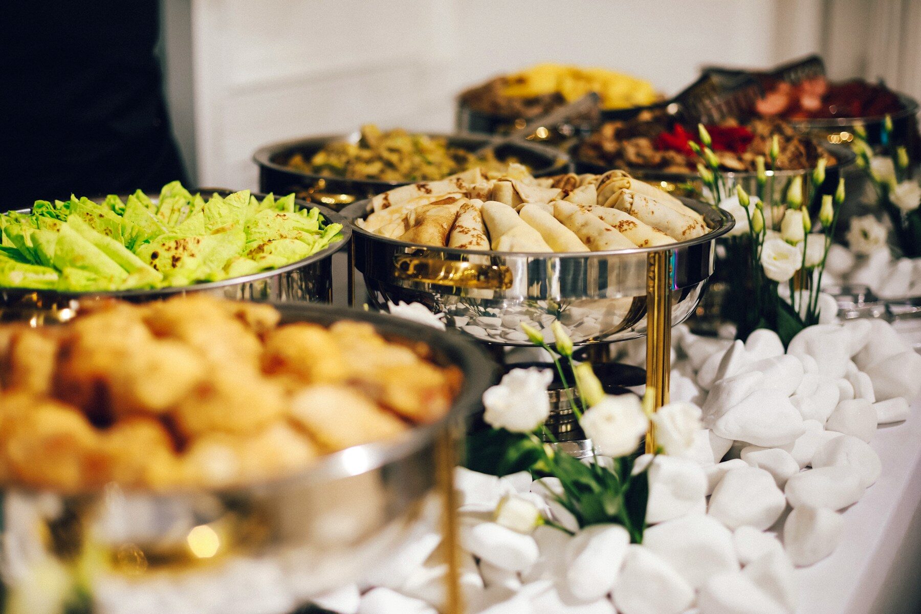 Buffet de plats chauds et de salades