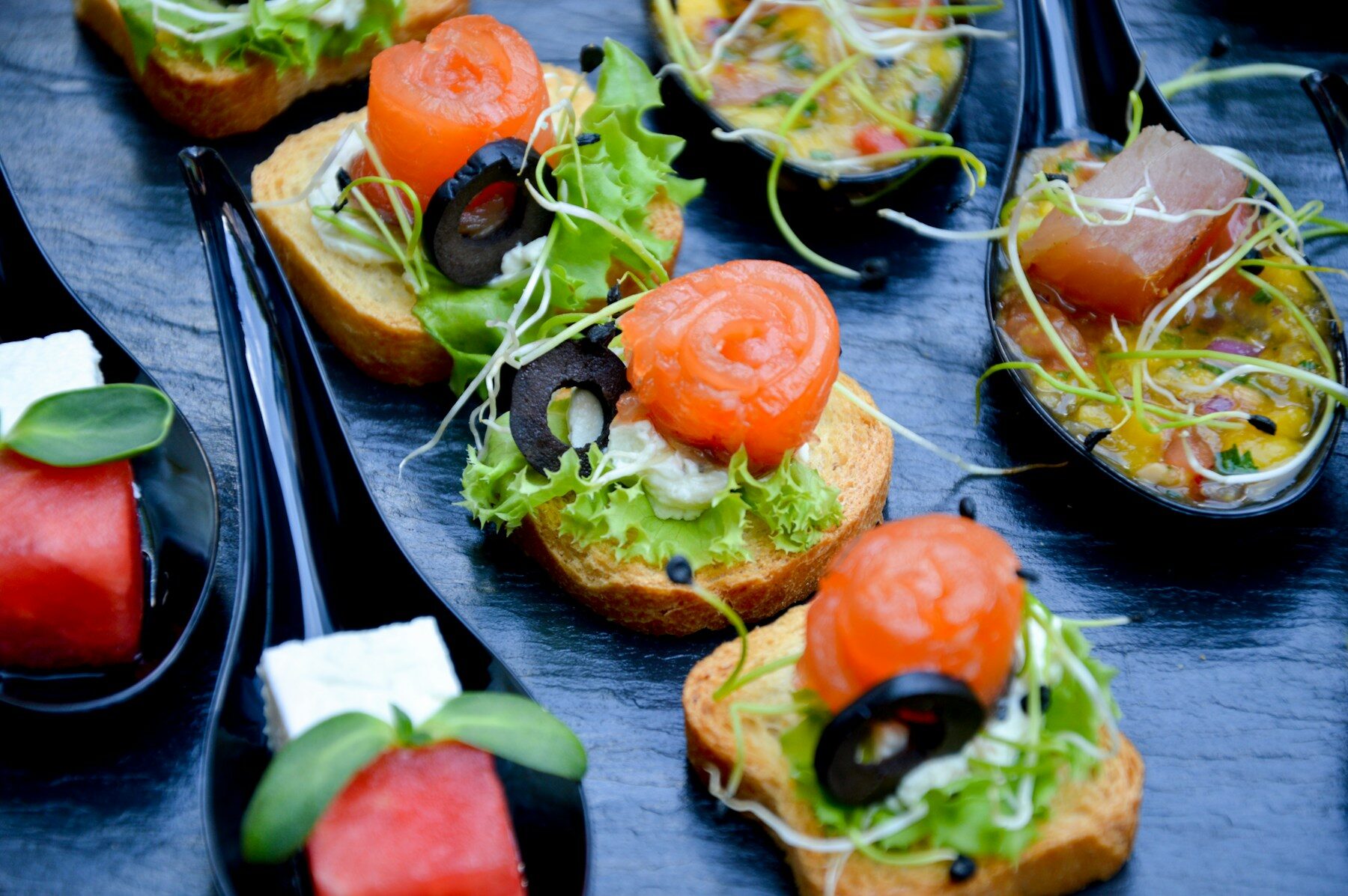 Toasts au saumon et petites bouchées