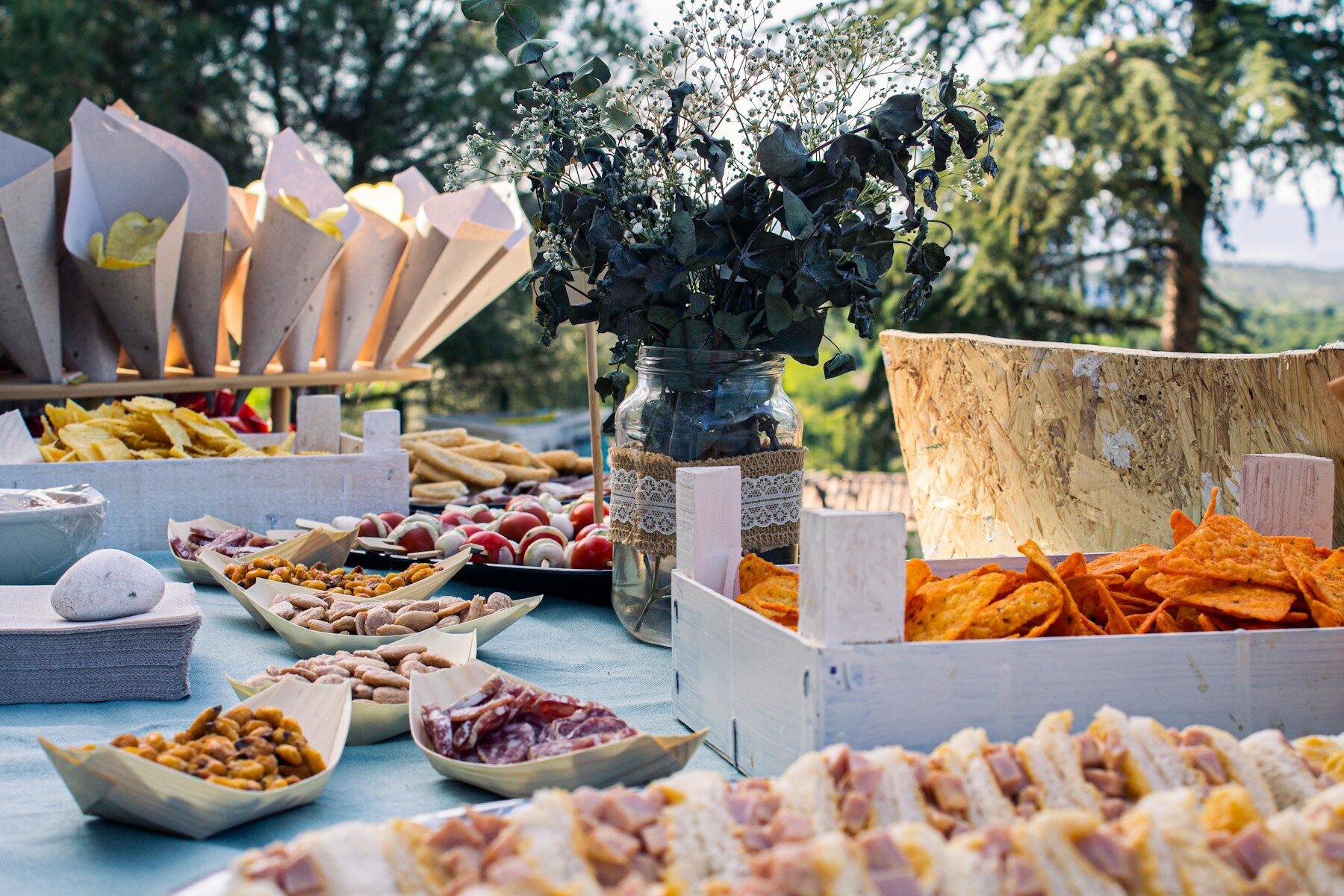 Buffet en plein air sous les arbres