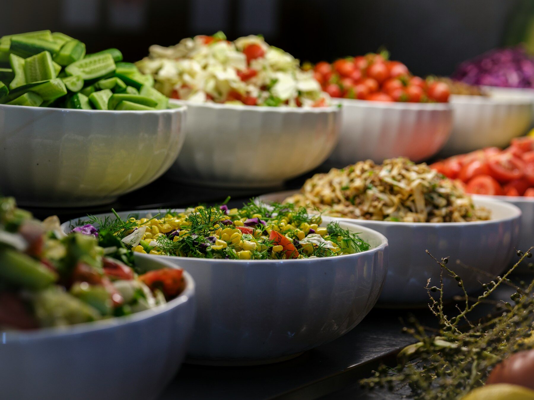 Saladiers de légumes frais sur un buffet