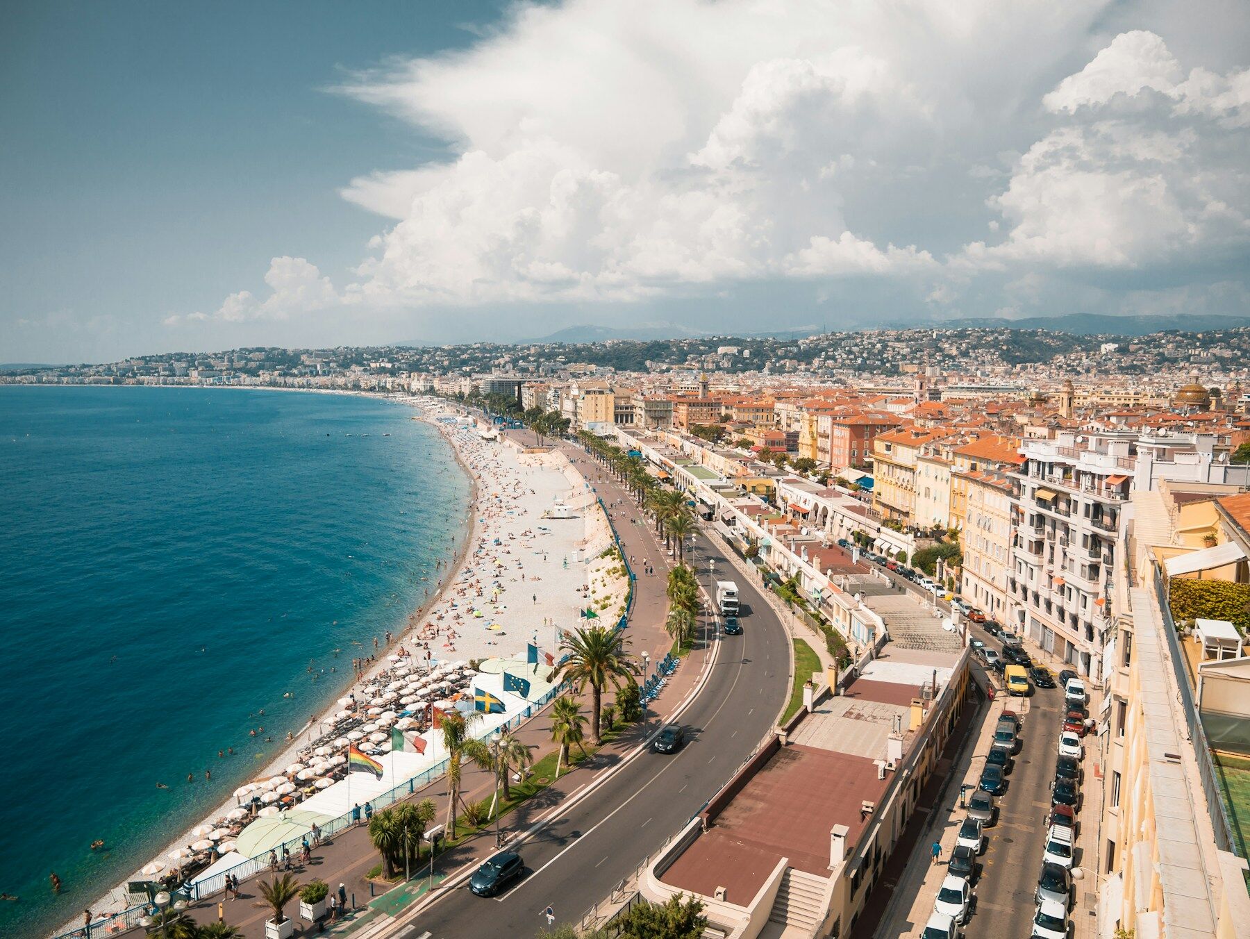 La baie des Anges et la Promenade des Anglais à Nice, vues d’en haut