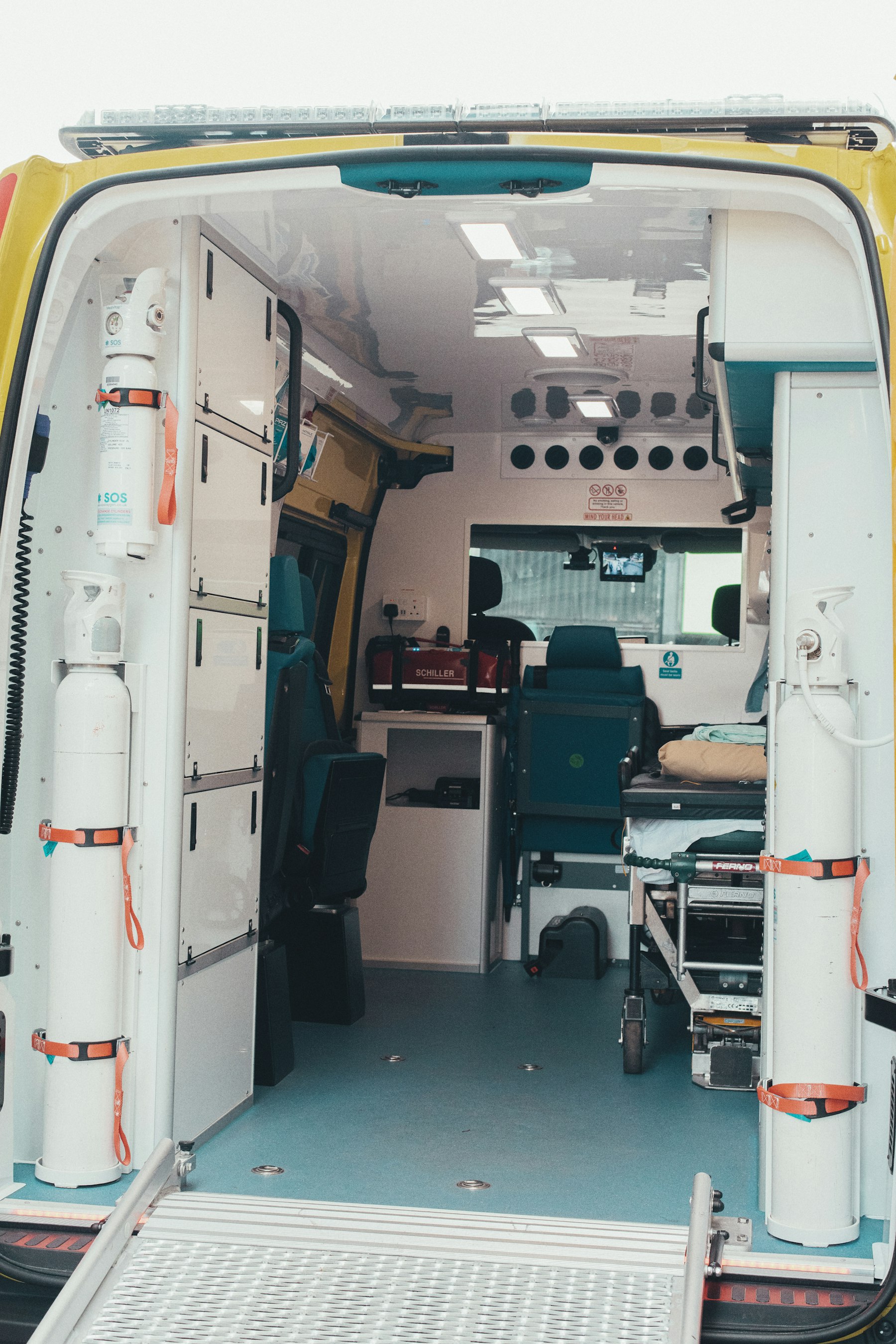 Intérieur d’une ambulance, portes arrière ouvertes et brancard