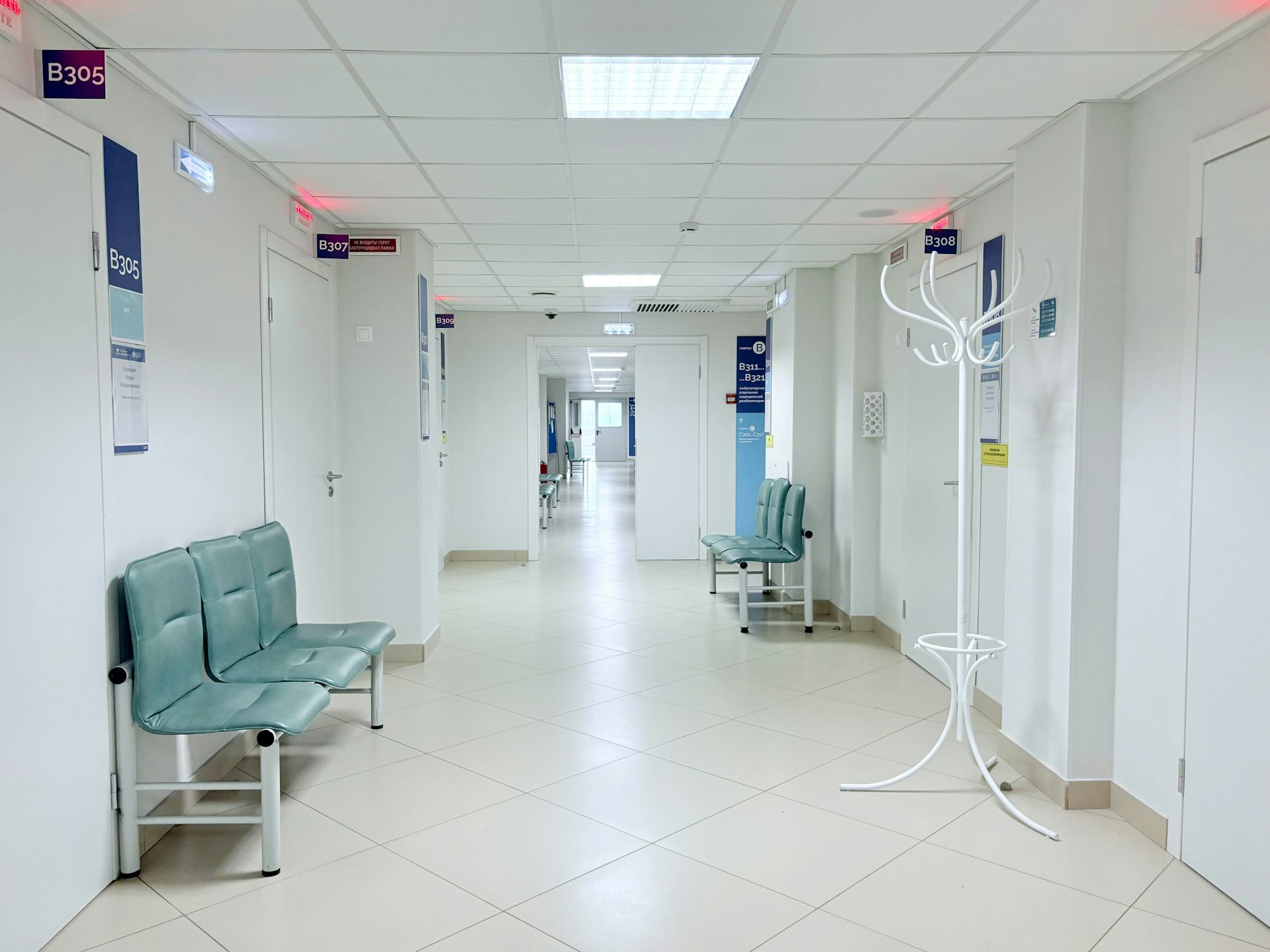 Couloir clair d’un établissement de soins